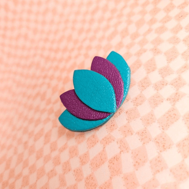 Broche en cuir "Lotus"