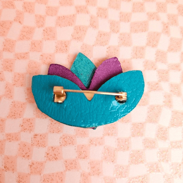 Broche en cuir "Lotus"