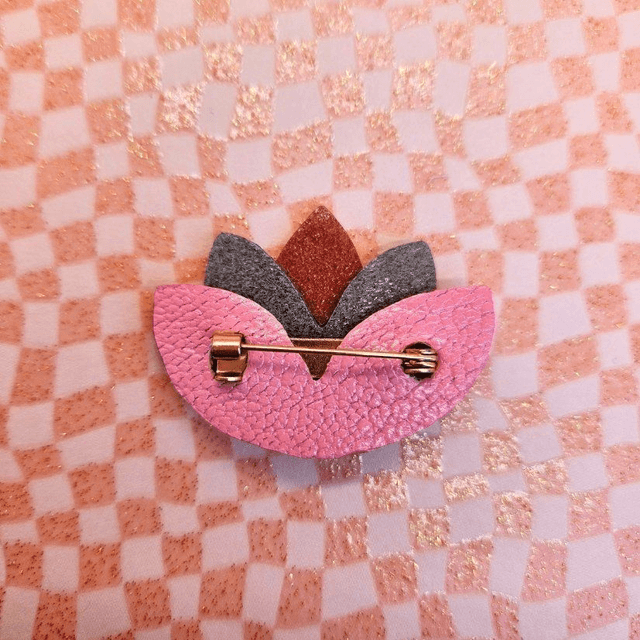 Broche en cuir "Lotus"