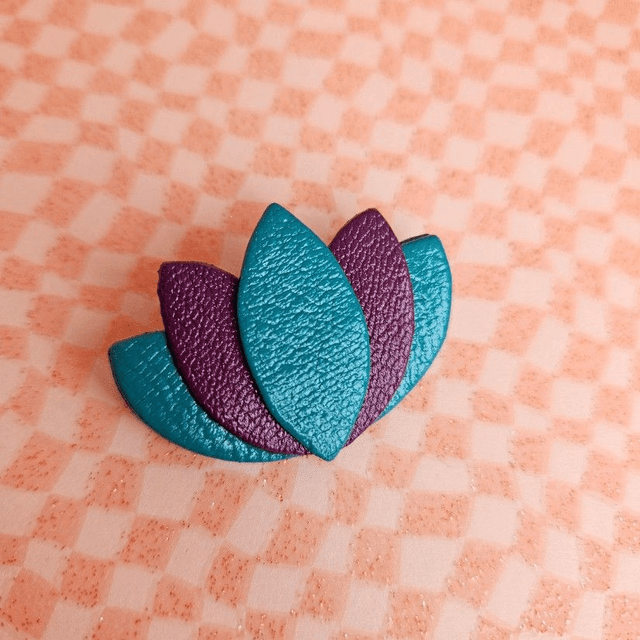 Broche en cuir "Lotus"