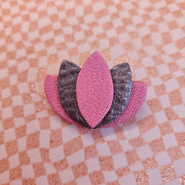 Broche en cuir "Lotus"