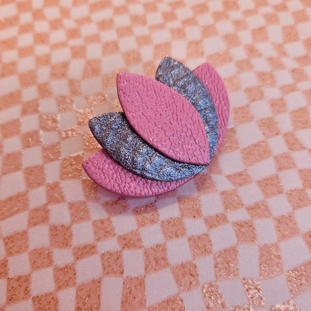 Broche en cuir "Lotus"
