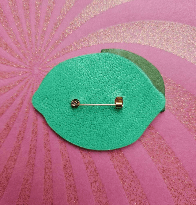 Broche en cuir Lemon Free